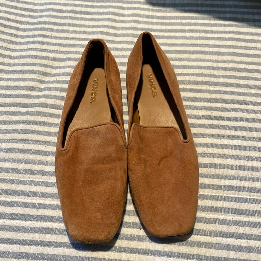 Vince loafer in a camel color. Suede size 6